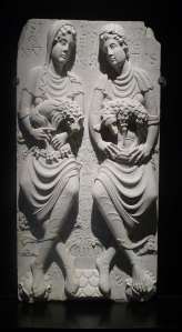 Signes de Leo i Aries. Marbre. Museu Agustins Tolosa.