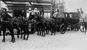 Carrossa del marqués de Castellbell a la processó de Corpus. Dècada de 1910. Autoria desconeguda. AFB.