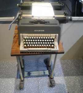 Màquina Olivetti Linea 98 utilitzada a la primera redacció de l'Avui.