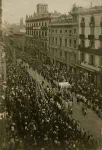 Processó de Corpus de 1916 a Barcelona. Foto: Sagarra. AFB.