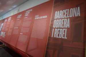 Plafons de l'exposició amb textos d'autores. Foto: JAF_SaG.