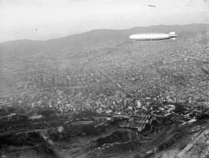 El Graf Zeppelin sobrevolant Barcelona. 1929. Josep Badosa Montmany. AFB.