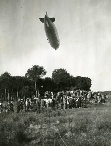 El Graf Zeppelin sobrevolant el Prat. 1933. PdR_AFB.